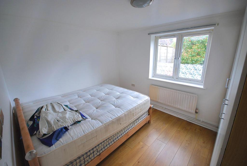 Flat Highmead Crescent in Greater London
