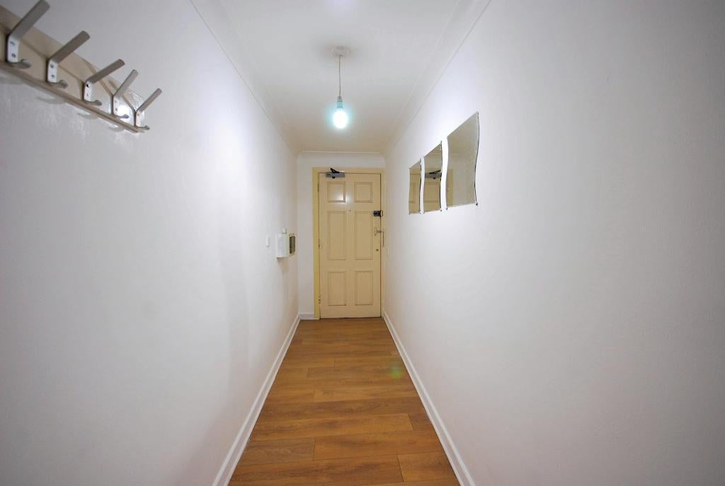 Flat Highmead Crescent in Greater London