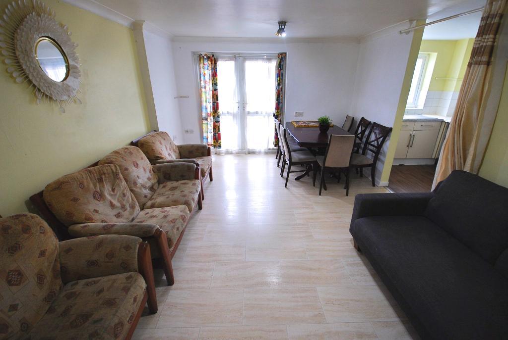 Flat Highmead Crescent in Greater London
