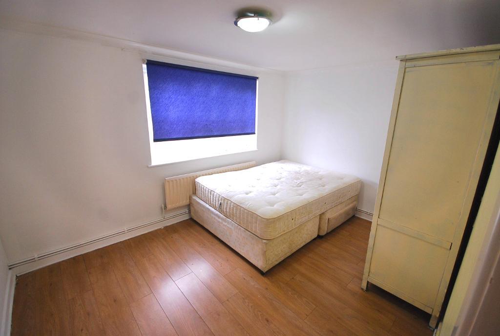 Flat Highmead Crescent in Greater London