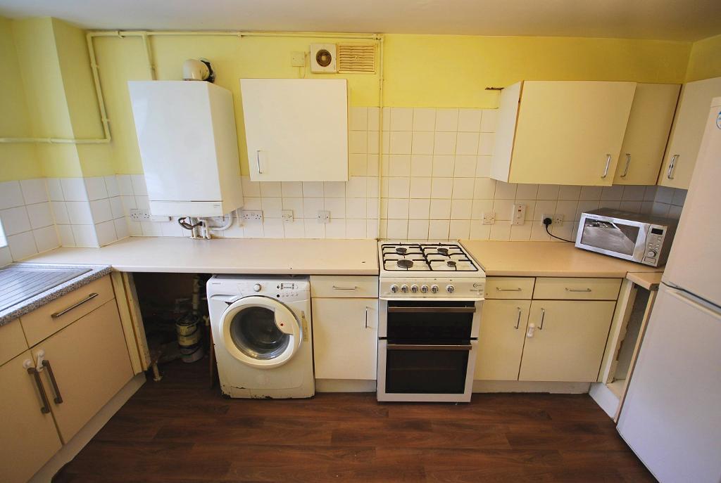 Flat Highmead Crescent in Greater London