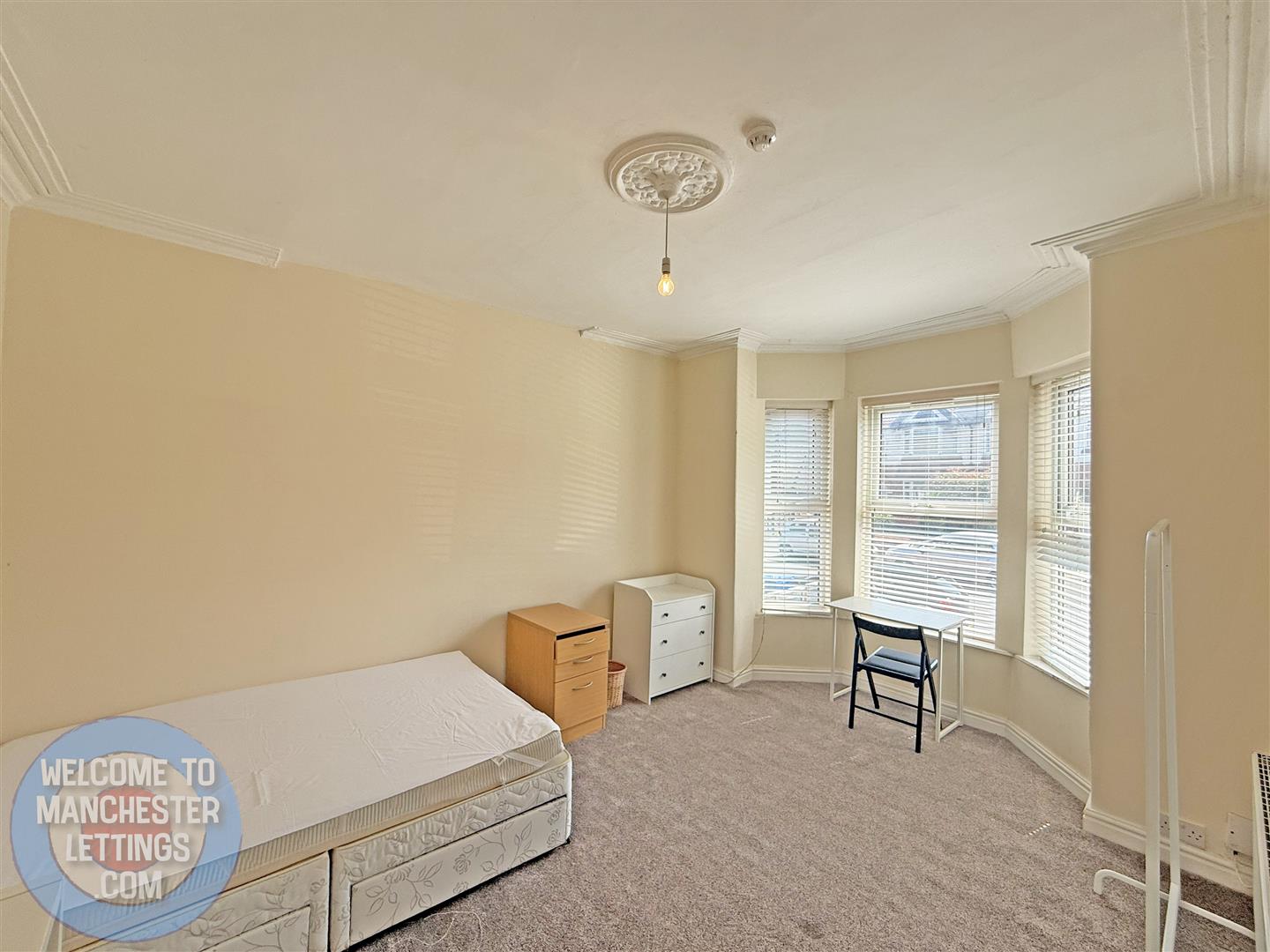 Room Talbot Road in Manchester