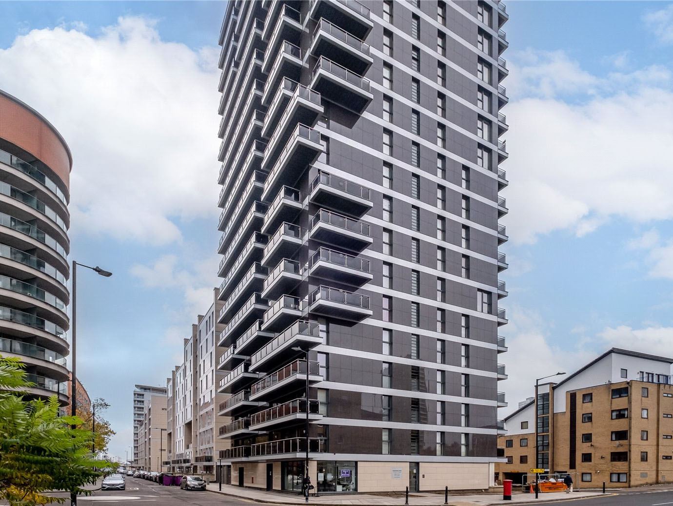 Flat Blackwall Way in Greater London