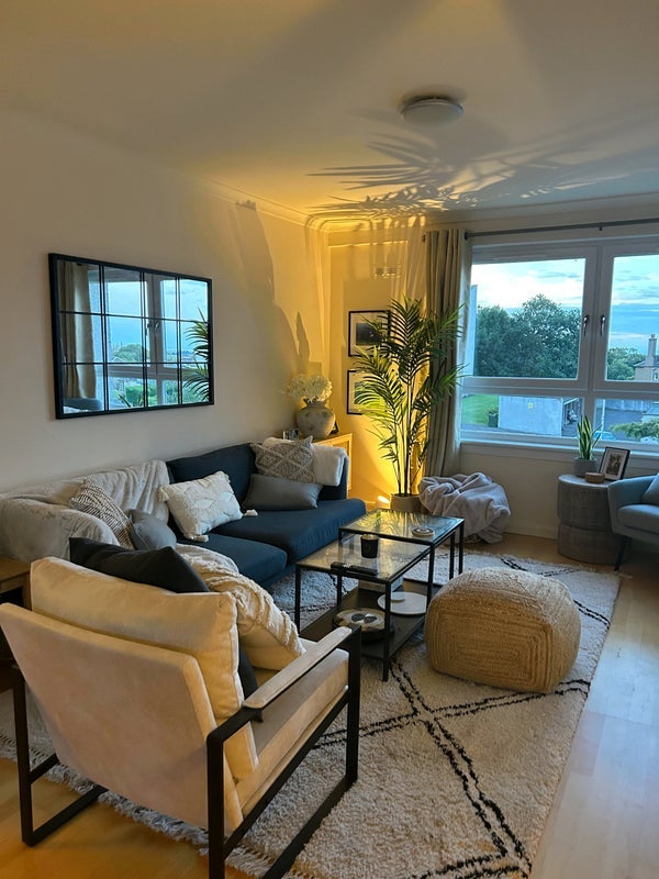 Room West Court, Ravelston House Park in City of Edinburgh