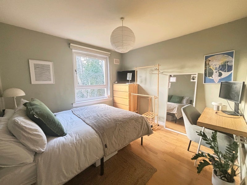 Room West Court, Ravelston House Park in City of Edinburgh