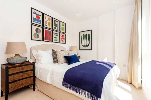 Flat Broom Road in Greater London