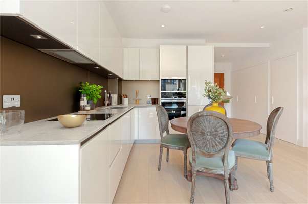 Flat Broom Road in Greater London