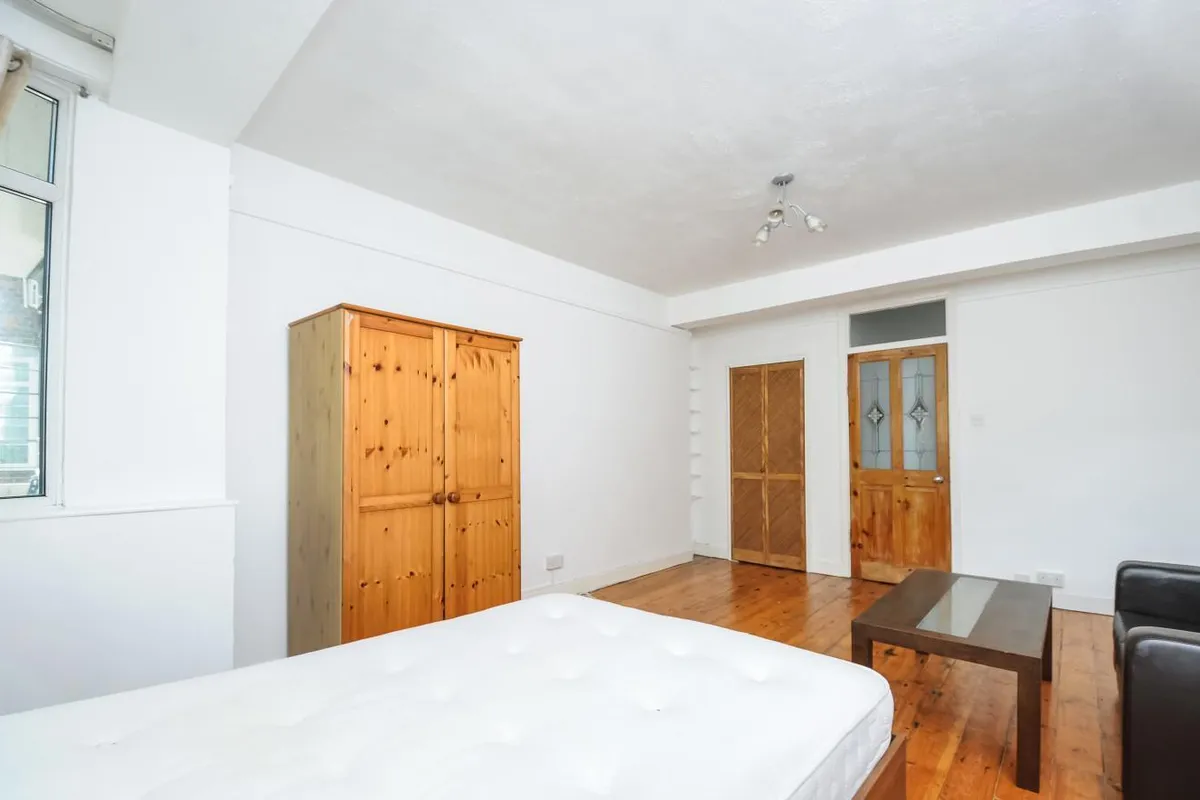 Flat Cathnor Road in Greater London