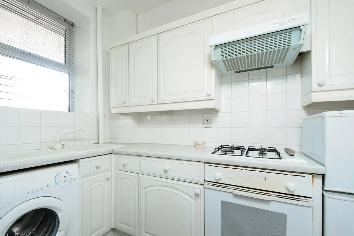 Flat Cathnor Road in Greater London