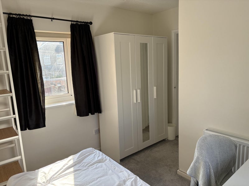Room Edmond's Court in Cardiff