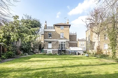 House Chetwode Road in Greater London