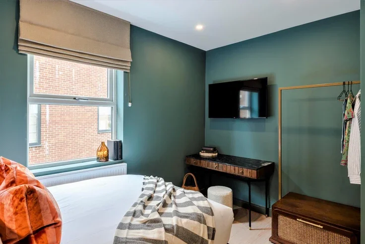 Flat Askew Road in Greater London