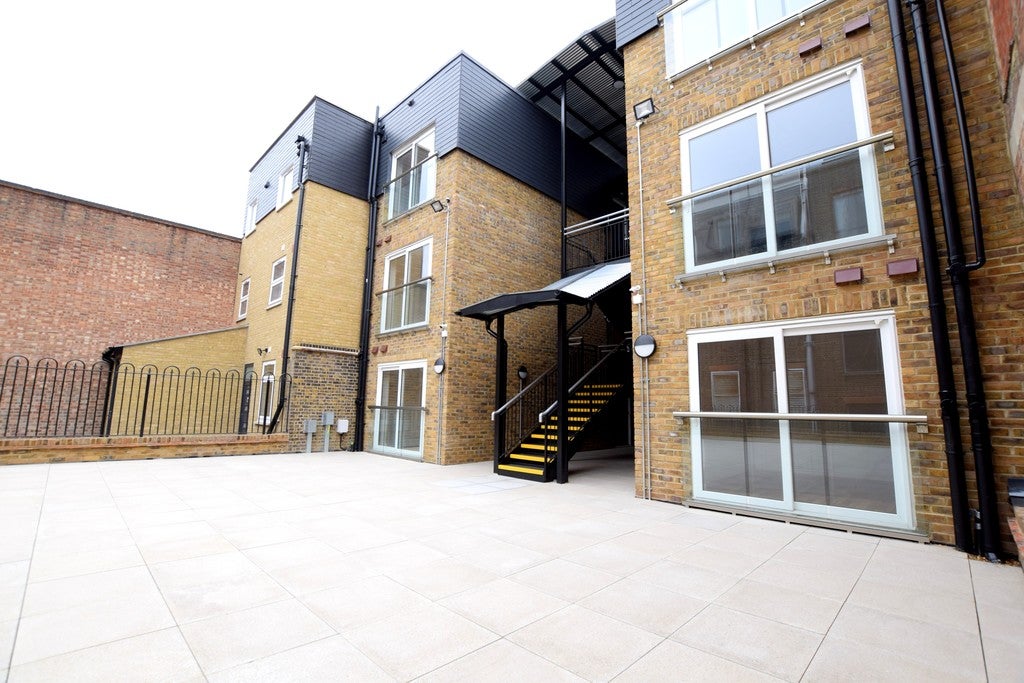 Flat Clements Road in Greater London