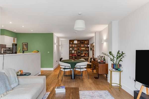 Flat Highbury Hill in Greater London