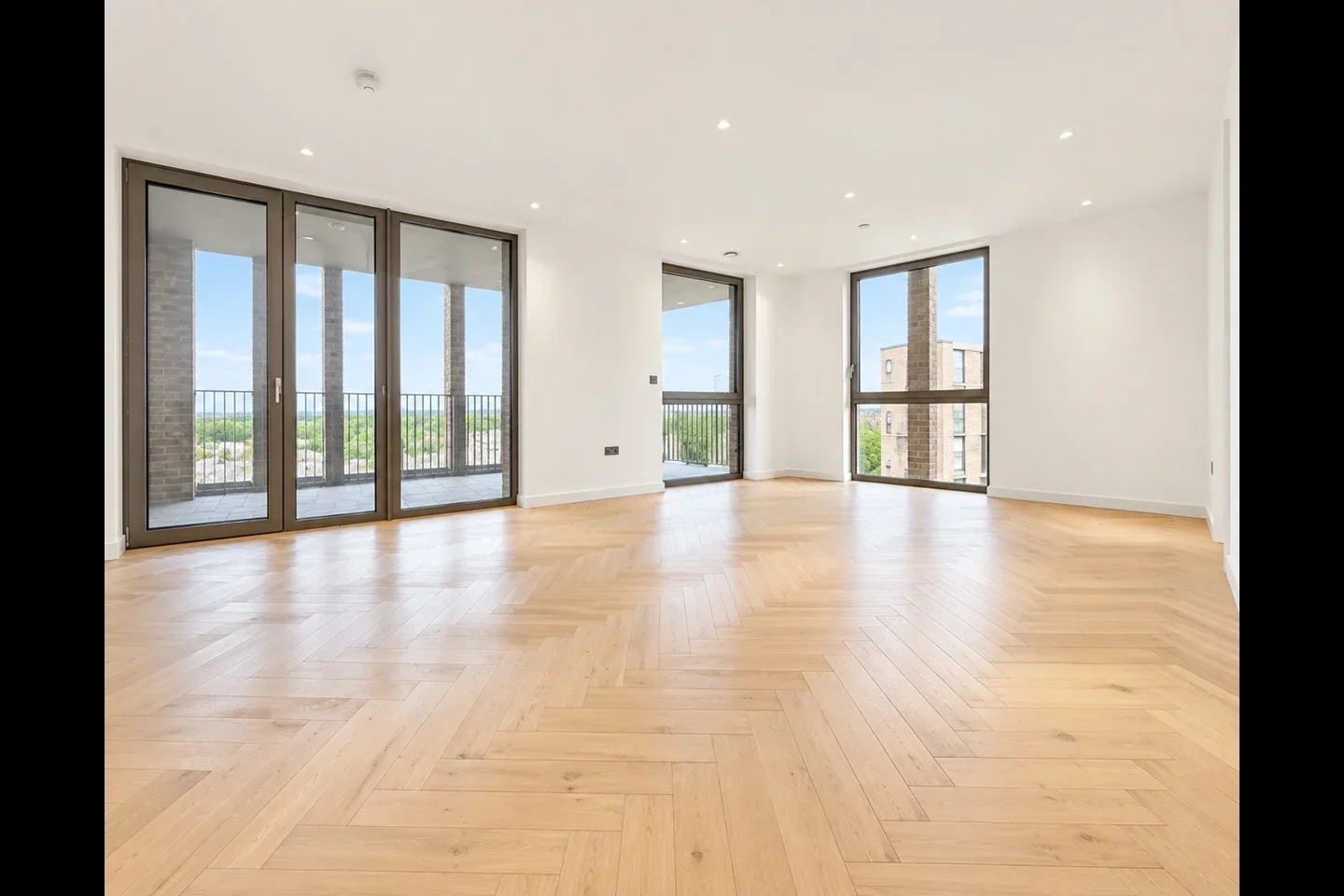 Flat Dudden Hill Lane in Greater London