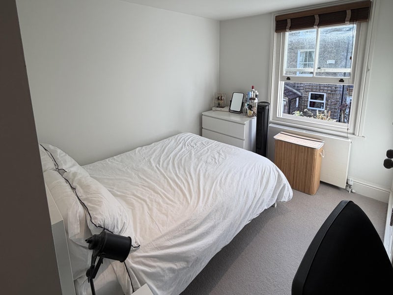 Flat Sugden Road in Greater London