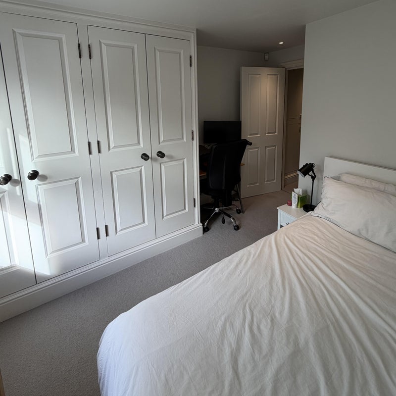 Flat Sugden Road in Greater London