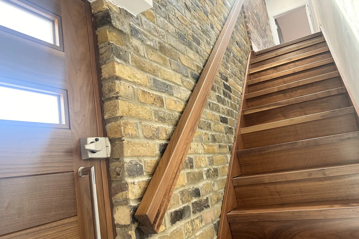 Flat Garratt Lane in Greater London