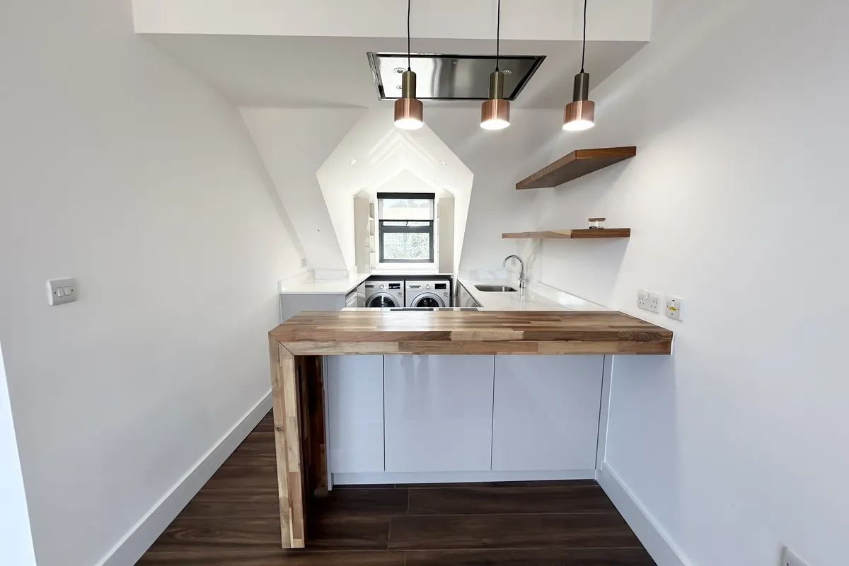 Flat Garratt Lane in Greater London