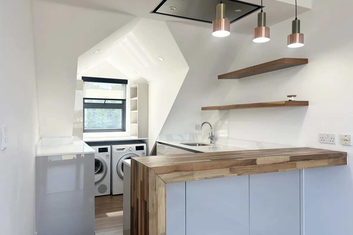 Flat Garratt Lane in Greater London