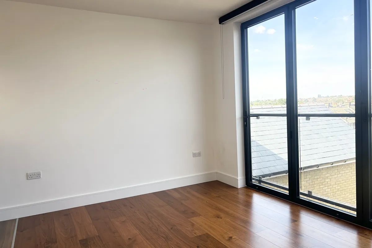 Flat Garratt Lane in Greater London