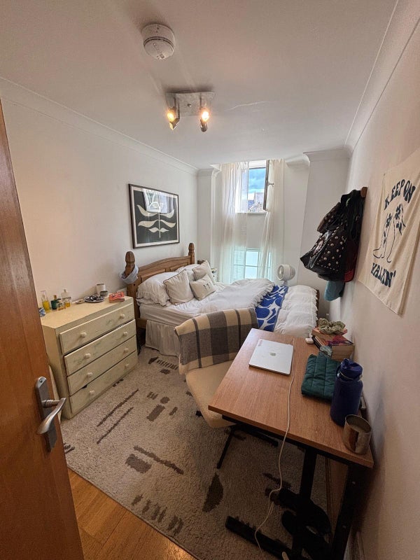 Room Ferndale Road in Greater London