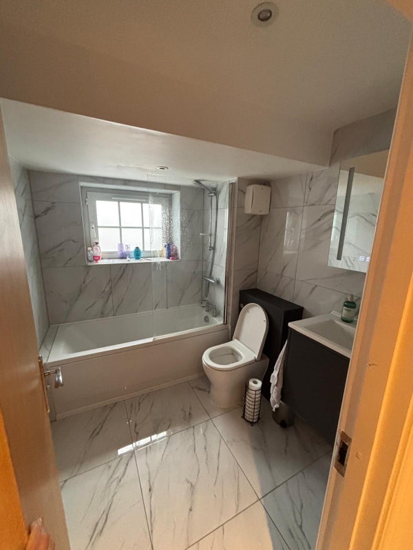 Room Ferndale Road in Greater London