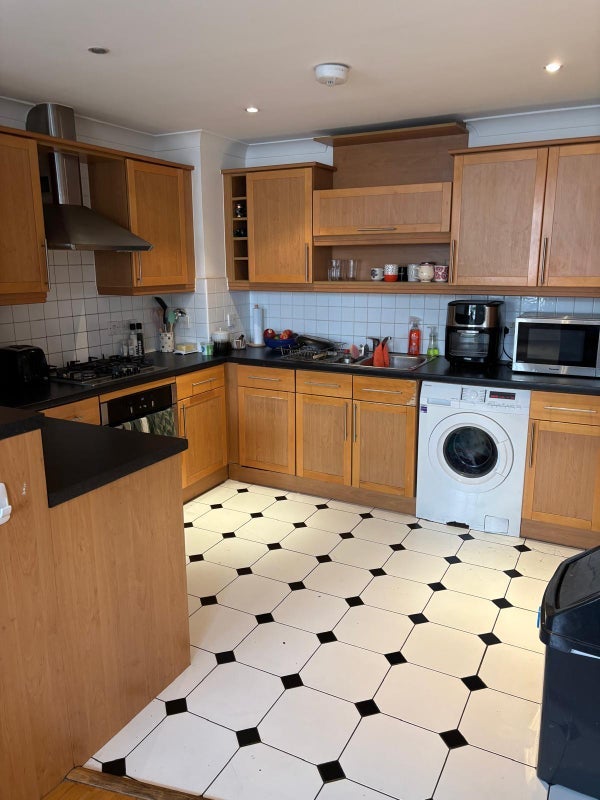 Room Ferndale Road in Greater London