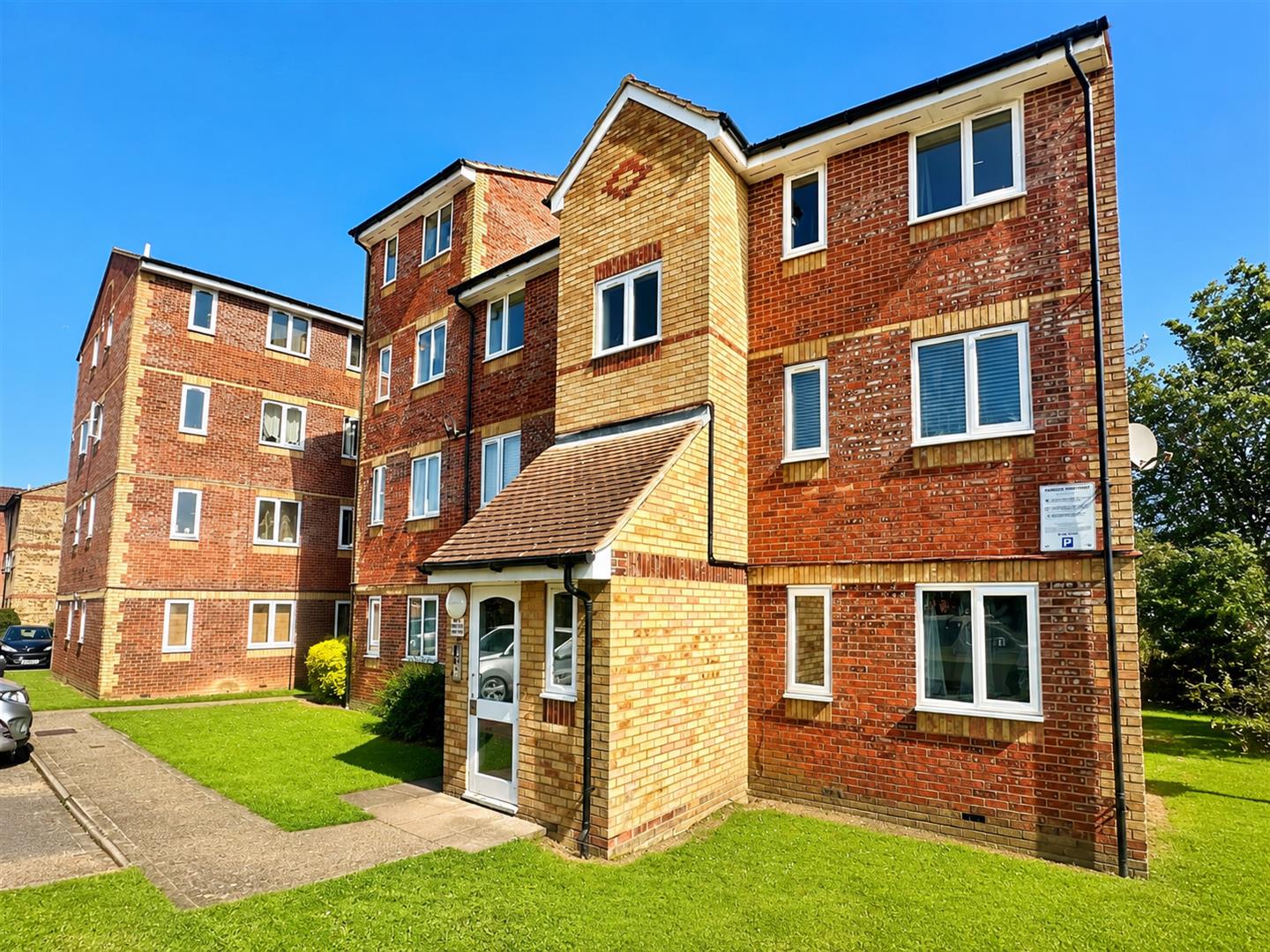 Flat Pioneer Way in Watford