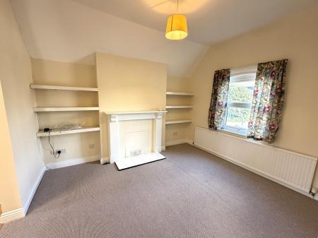 Flat Estcourt Crescent in Devizes