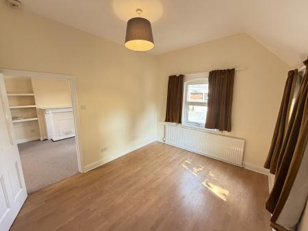 Flat Estcourt Crescent in Devizes
