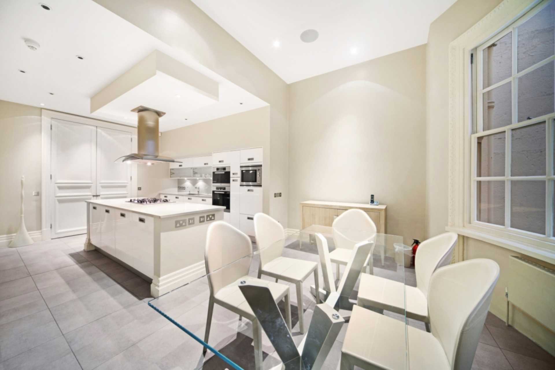 Flat Upper Grosvenor Street in City of Westminster