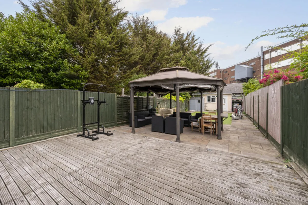 House Windermere Avenue in Greater London