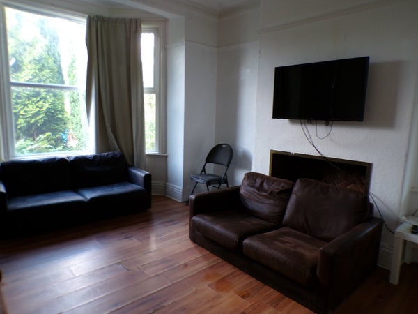 Room Alan Road in Manchester
