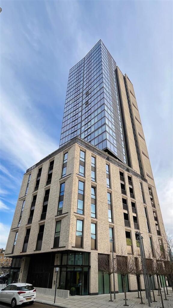 Flat Rotherhithe Street in Greater London