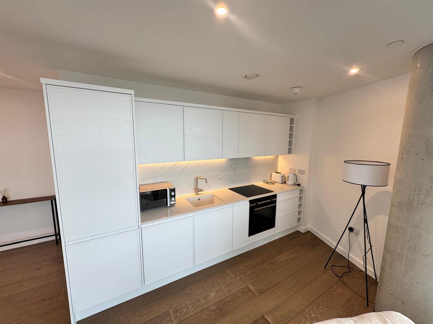 Flat Rotherhithe Street in Greater London
