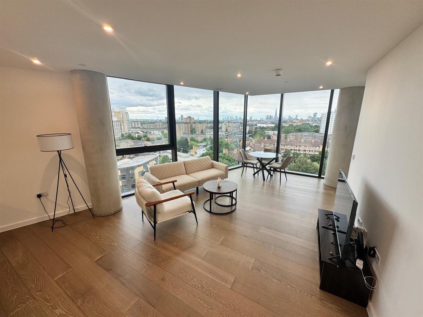 Flat Rotherhithe Street in Greater London