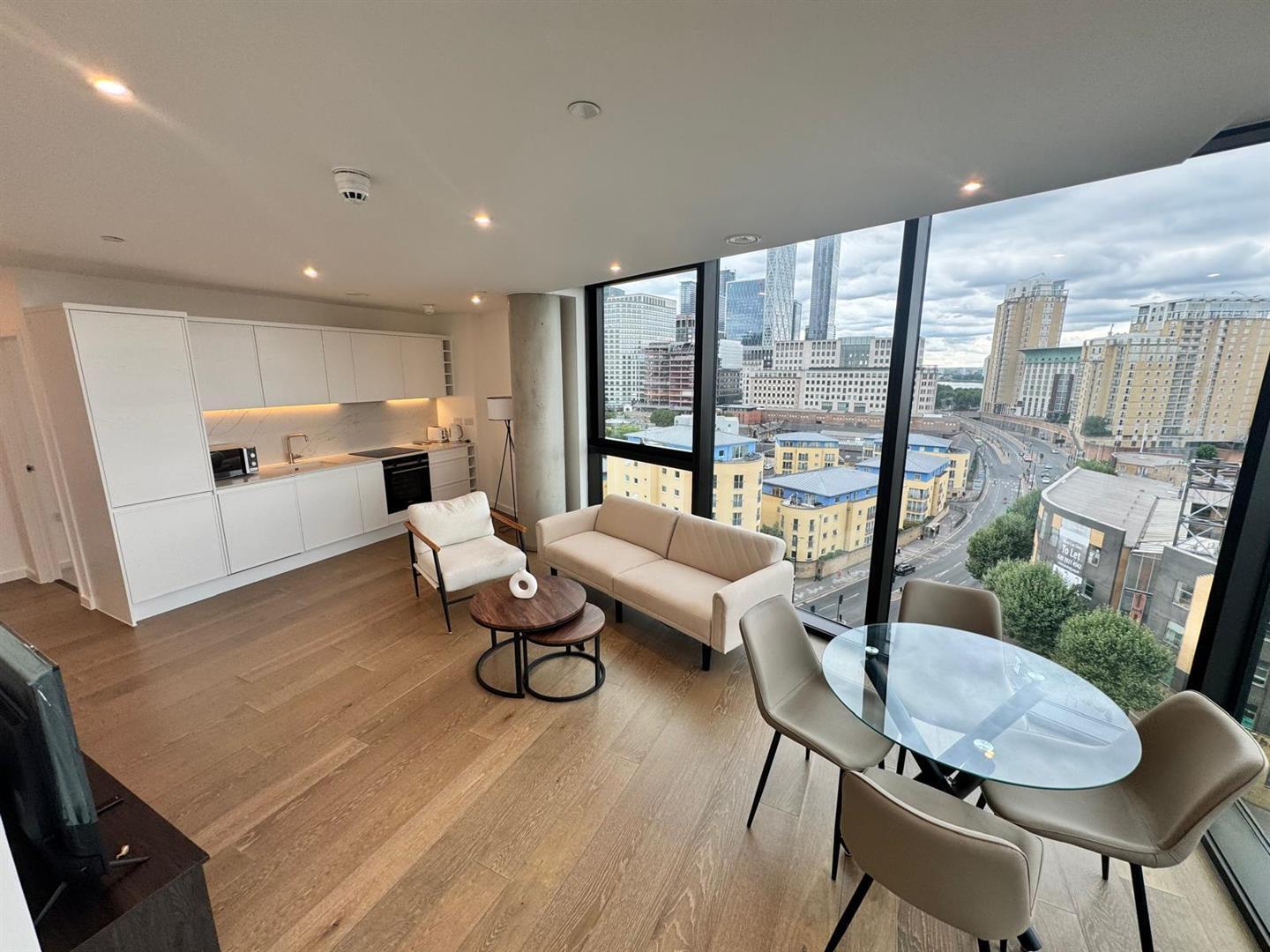 Flat Rotherhithe Street in Greater London