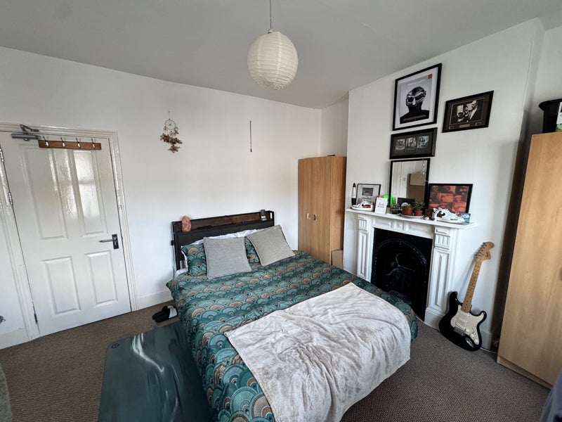 Room Eswyn Road in Greater London