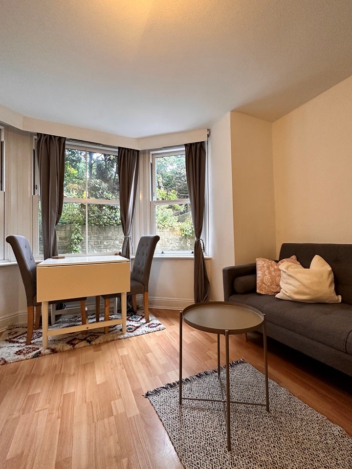 Flat Hazelbourne Road in Greater London