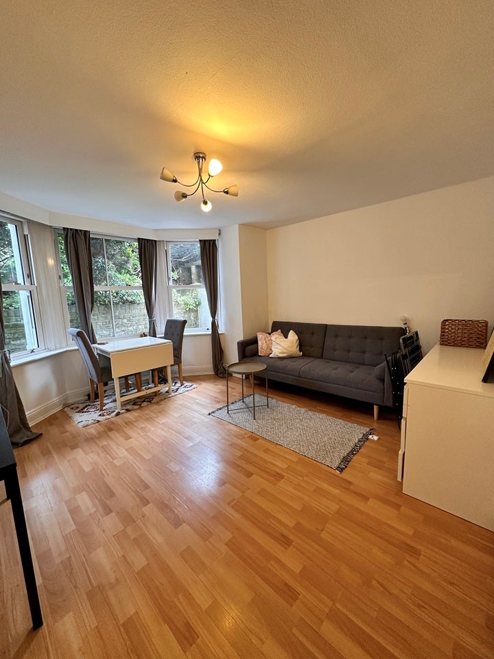 Flat Hazelbourne Road in Greater London