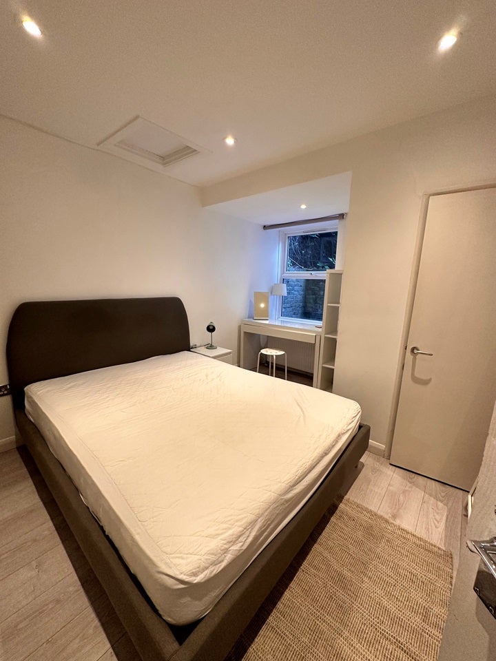 Flat Hazelbourne Road in Greater London