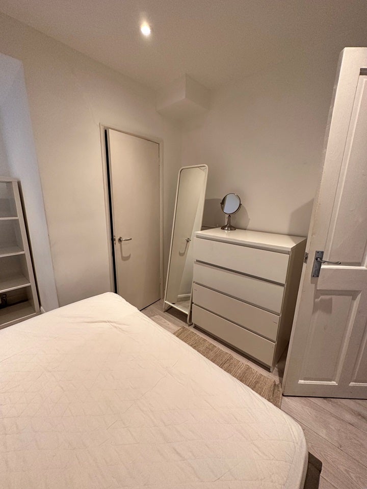 Flat Hazelbourne Road in Greater London