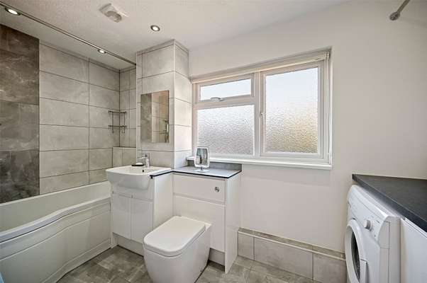 Flat Myrtleside Close in Greater London