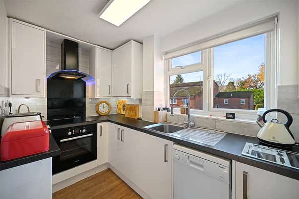 Flat Myrtleside Close in Greater London