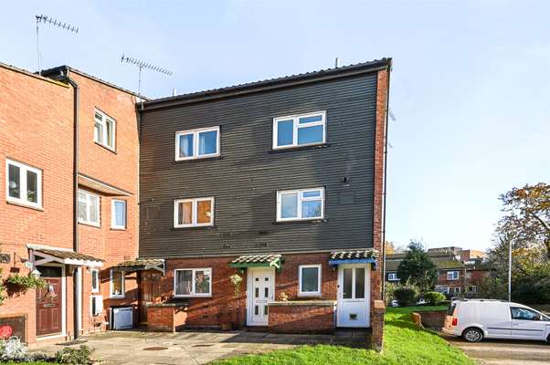 Flat Myrtleside Close in Greater London