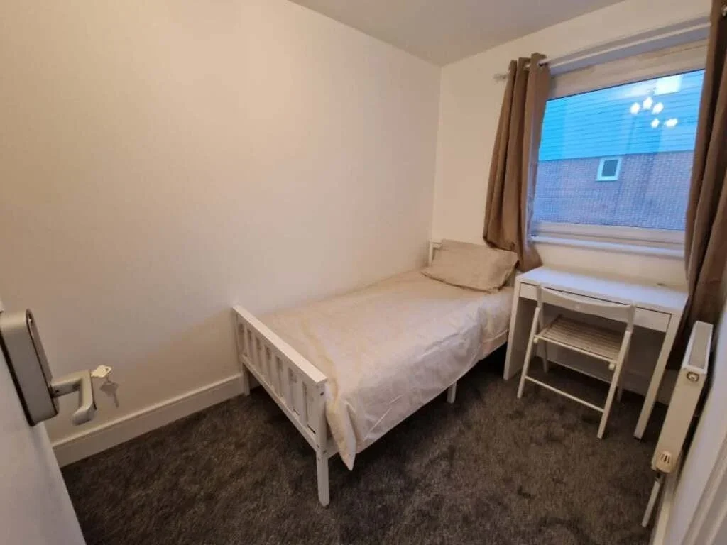 Flat Eastfields Avenue in Greater London