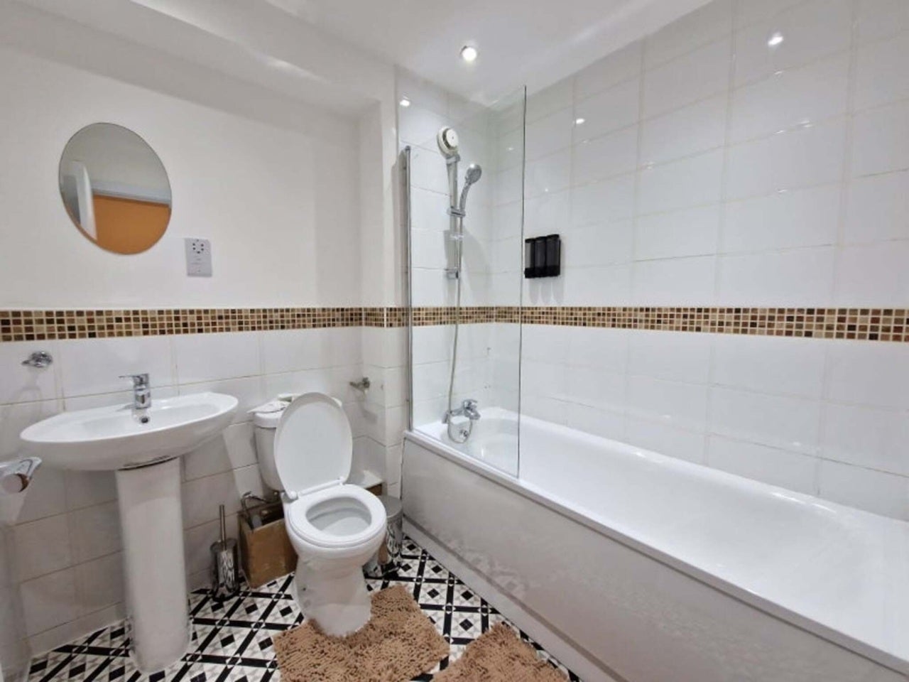 Flat Eastfields Avenue in Greater London