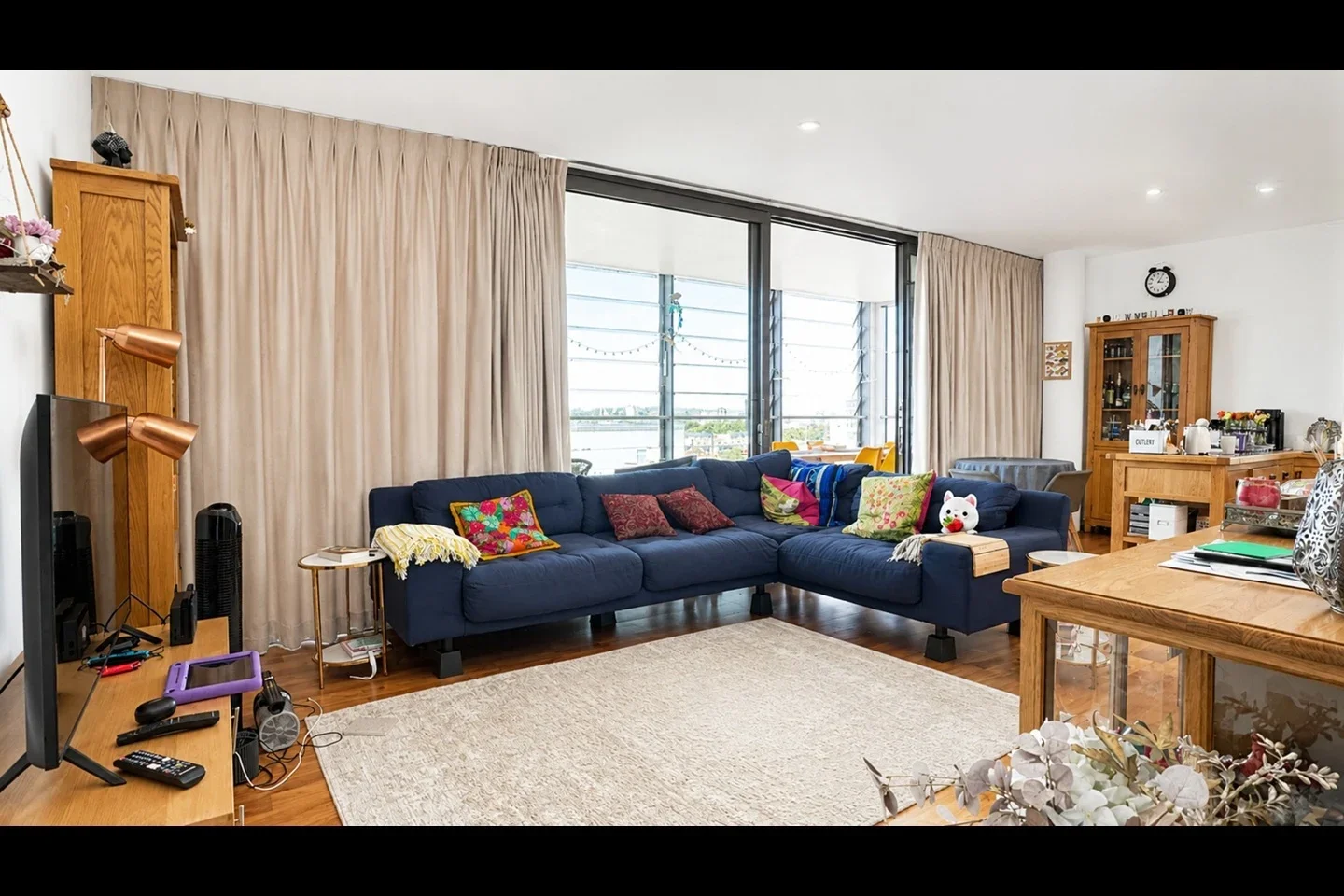 Flat Eastfields Avenue in Greater London