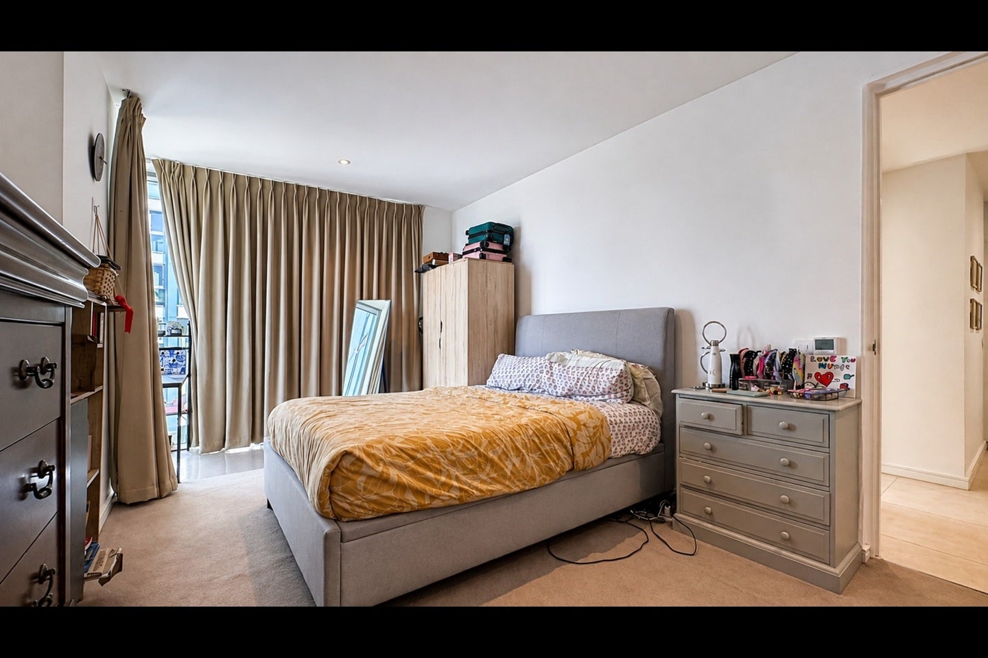 Flat Eastfields Avenue in Greater London